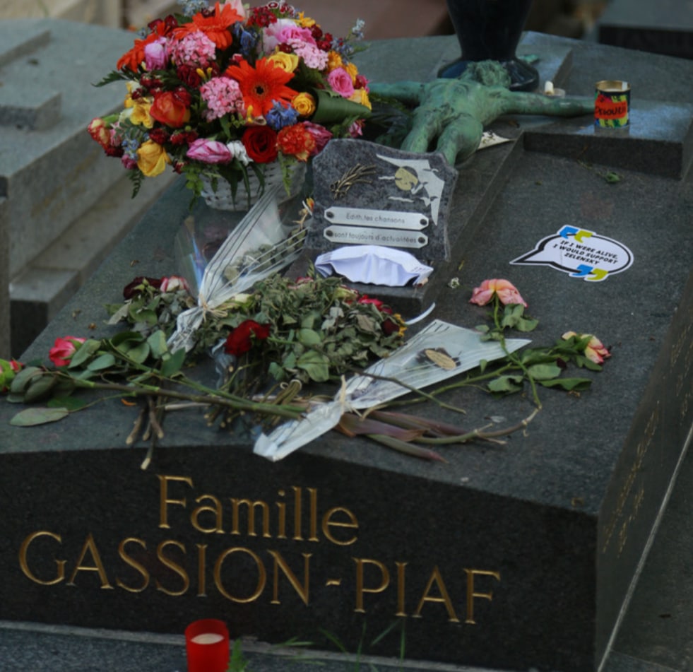 На кладбище Пер-Лашез в Париже появились наклейки в поддержку Зеленского (фото) - 11 - изображение