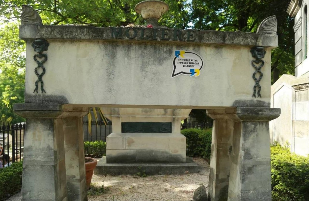 На кладбище Пер-Лашез в Париже появились наклейки в поддержку Зеленского (фото) - 12 - изображение
