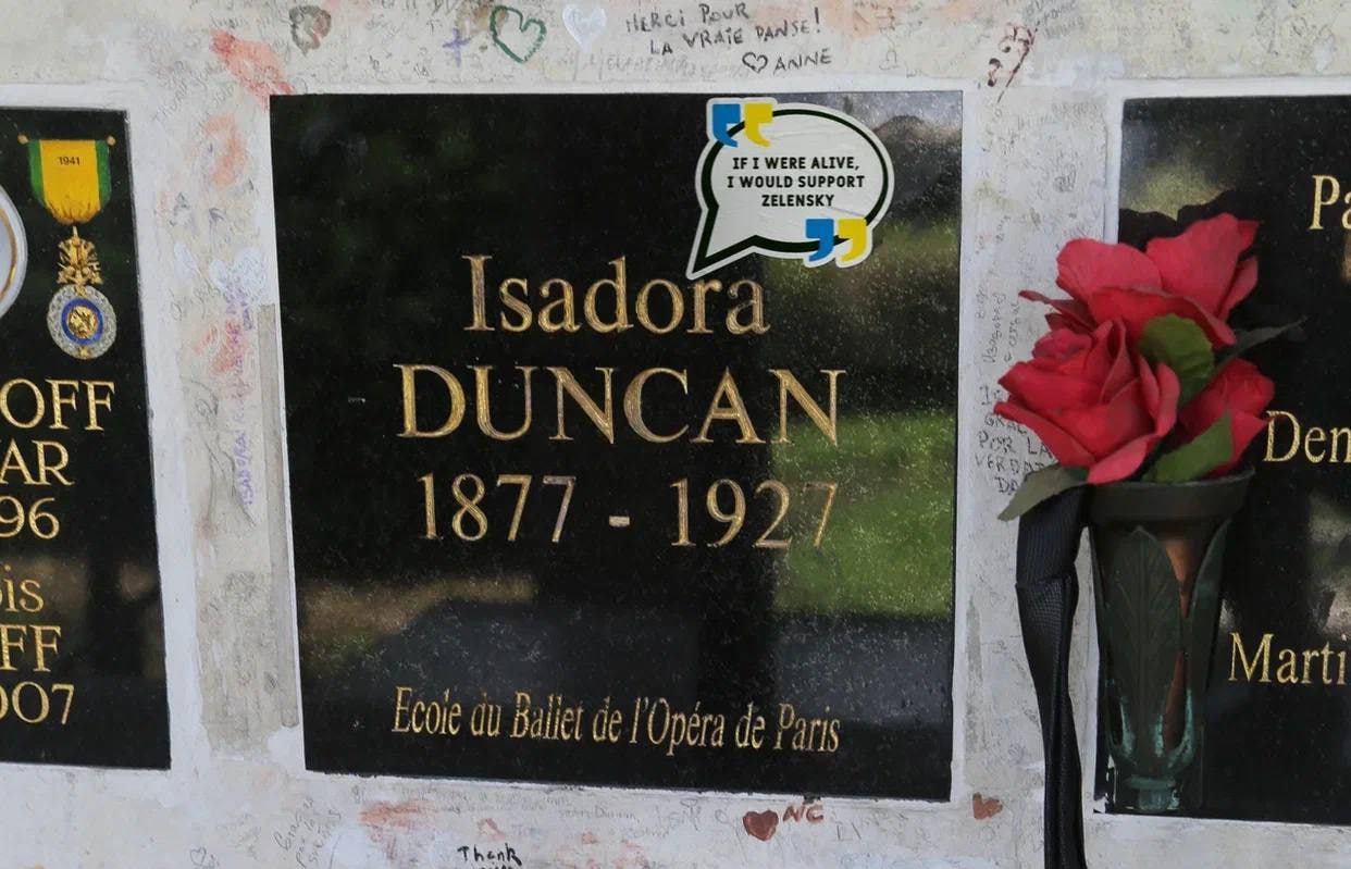 На кладбище Пер-Лашез в Париже появились наклейки в поддержку Зеленского (фото) - 2 - изображение