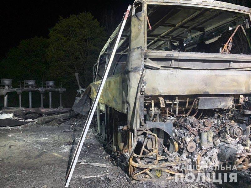 МВД: в Ровенской области столкнулись микроавтобус, автобус и бензовоз: 26 погибших (фото, видео) - 1 - изображение