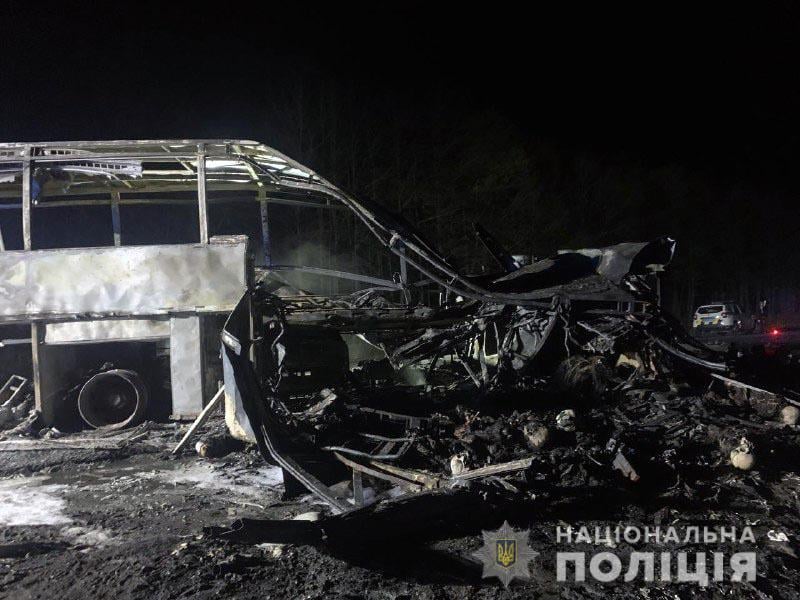МВД: в Ровенской области столкнулись микроавтобус, автобус и бензовоз: 26 погибших (фото, видео) - 9 - изображение