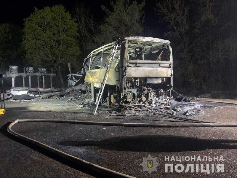 МВД: в Ровенской области столкнулись микроавтобус, автобус и бензовоз: 26 погибших (фото, видео) - 7 - изображение
