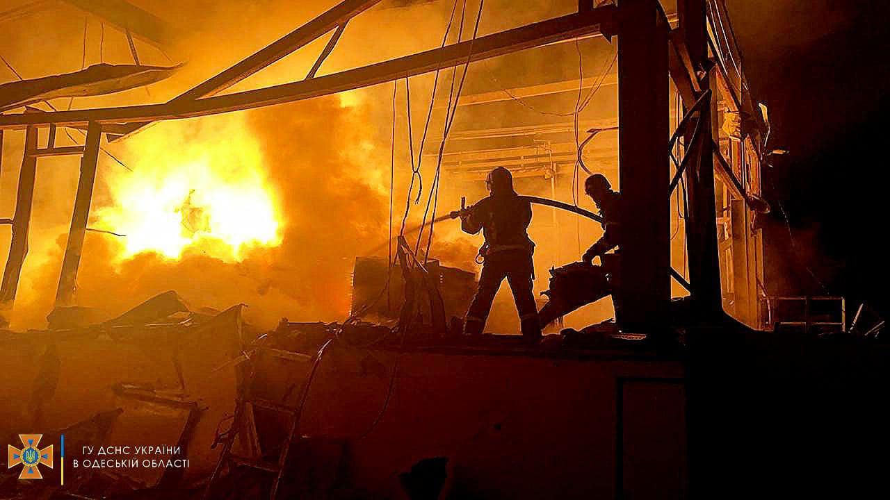 ОК «Юг»: в Одессе обстреляли ТЦ, склад и туристический объект, есть погибший (фото, видео) - 9 - изображение