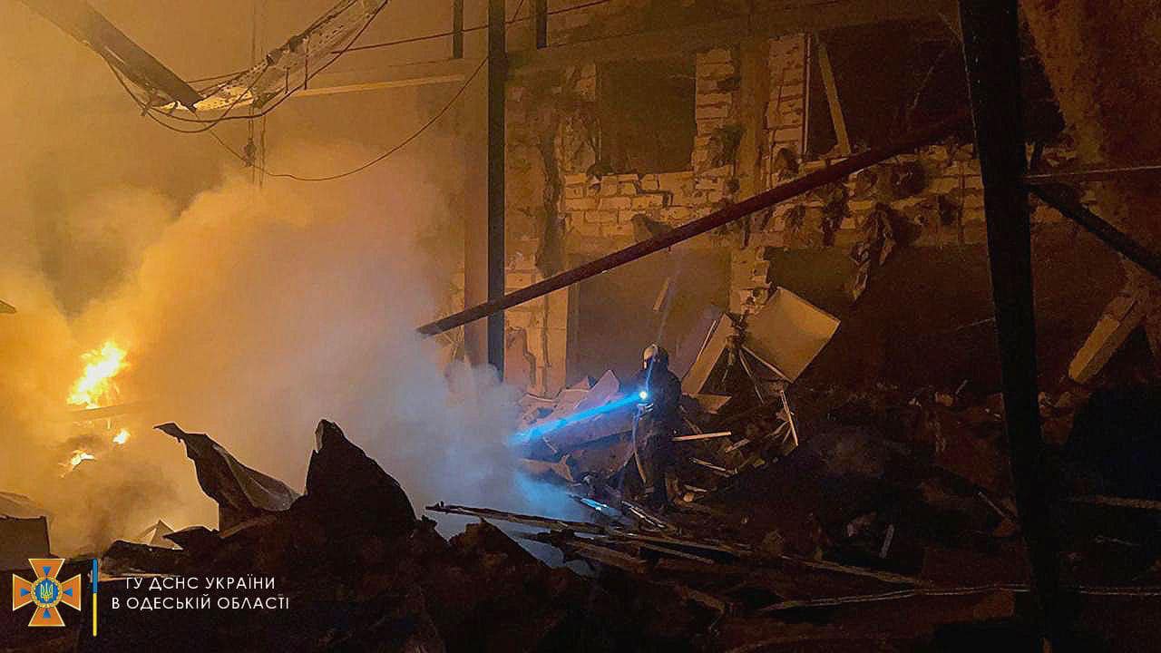 ОК «Юг»: в Одессе обстреляли ТЦ, склад и туристический объект, есть погибший (фото, видео) - 11 - изображение