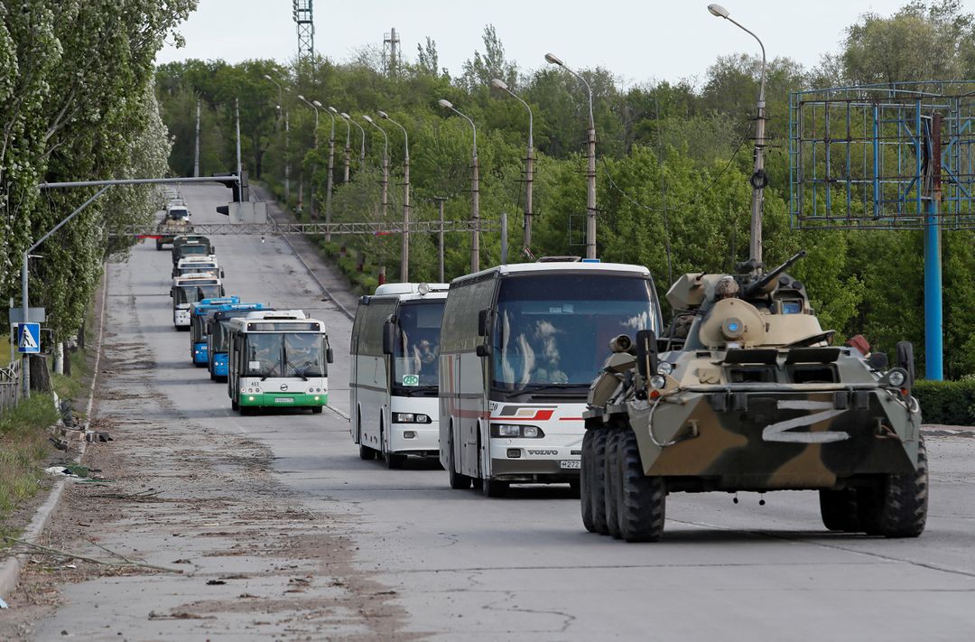 СМИ сообщили о ещё семи автобусах, выехавших с «Азовстали» с украинскими военными (фото, видео) - 1 - изображение
