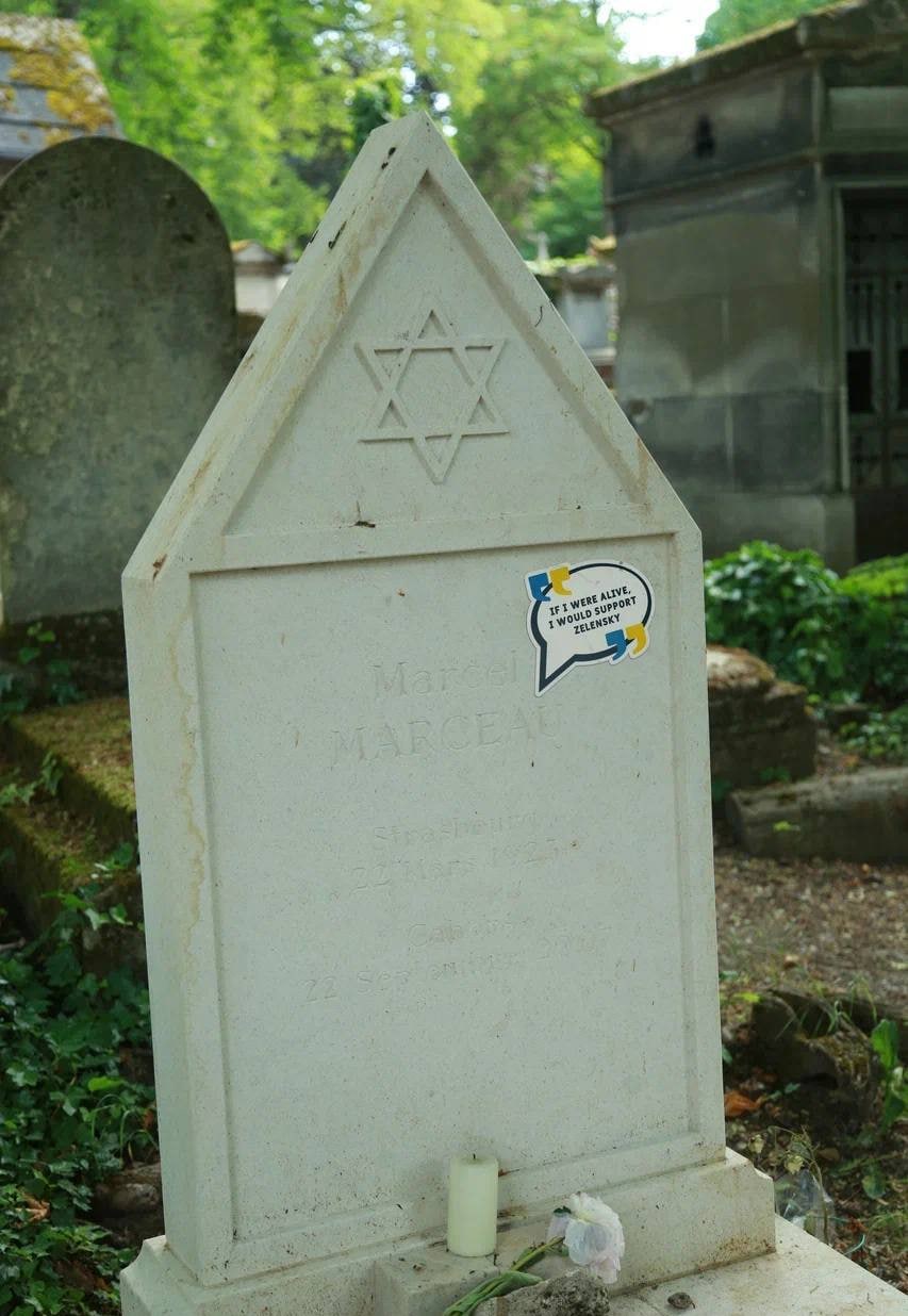 На кладбище Пер-Лашез в Париже появились наклейки в поддержку Зеленского (фото) - 4 - изображение