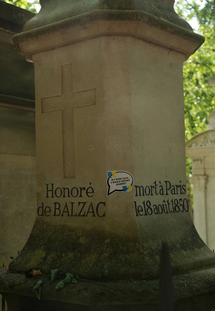 На кладбище Пер-Лашез в Париже появились наклейки в поддержку Зеленского (фото) - 5 - изображение