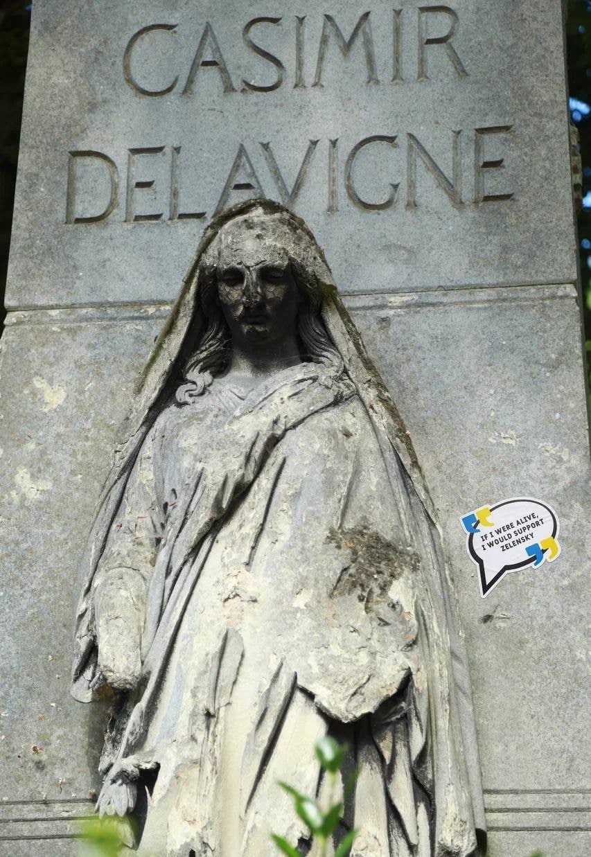 На кладбище Пер-Лашез в Париже появились наклейки в поддержку Зеленского (фото) - 6 - изображение