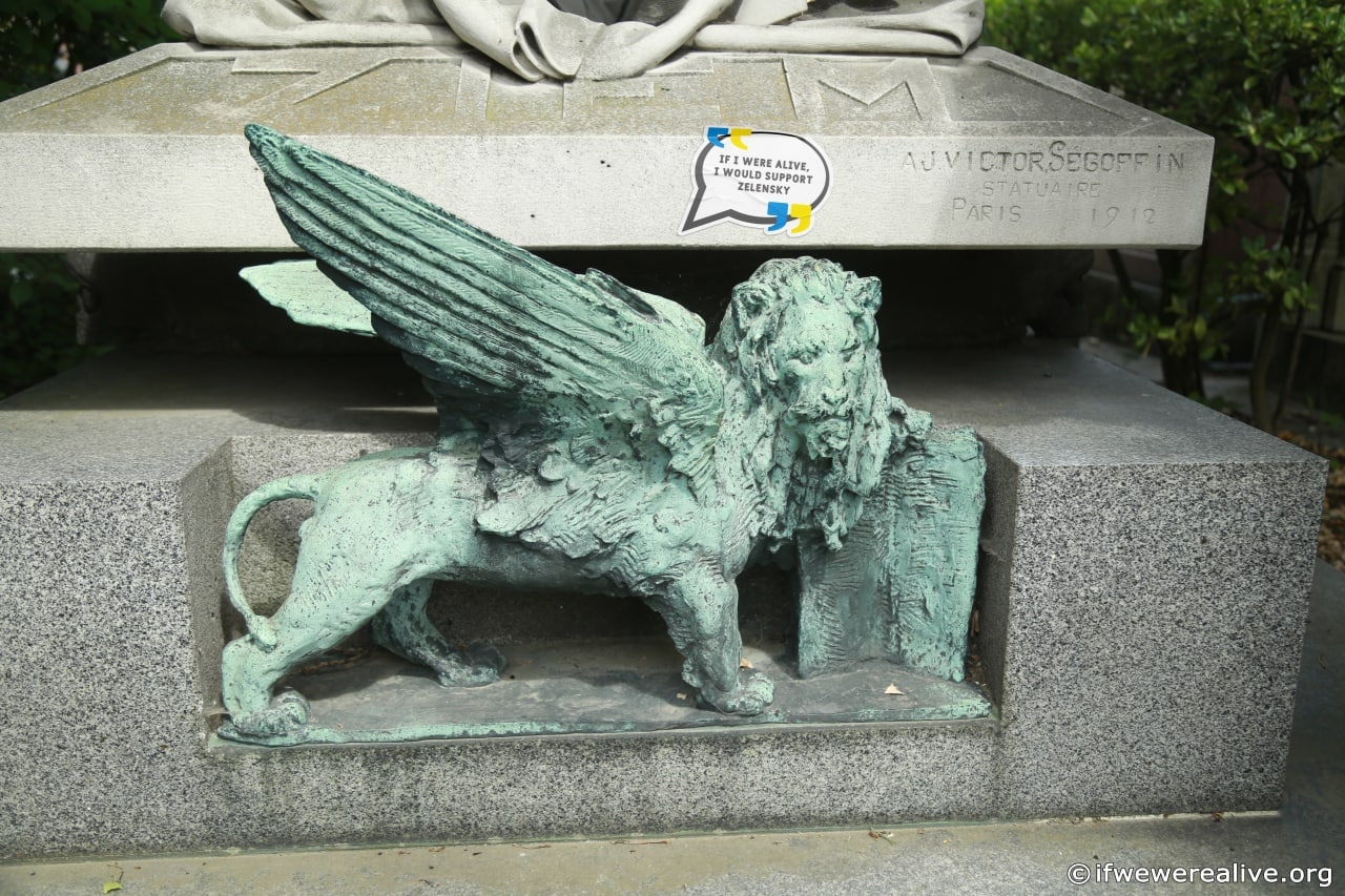 На кладбище Пер-Лашез в Париже появились наклейки в поддержку Зеленского (фото) - 8 - изображение