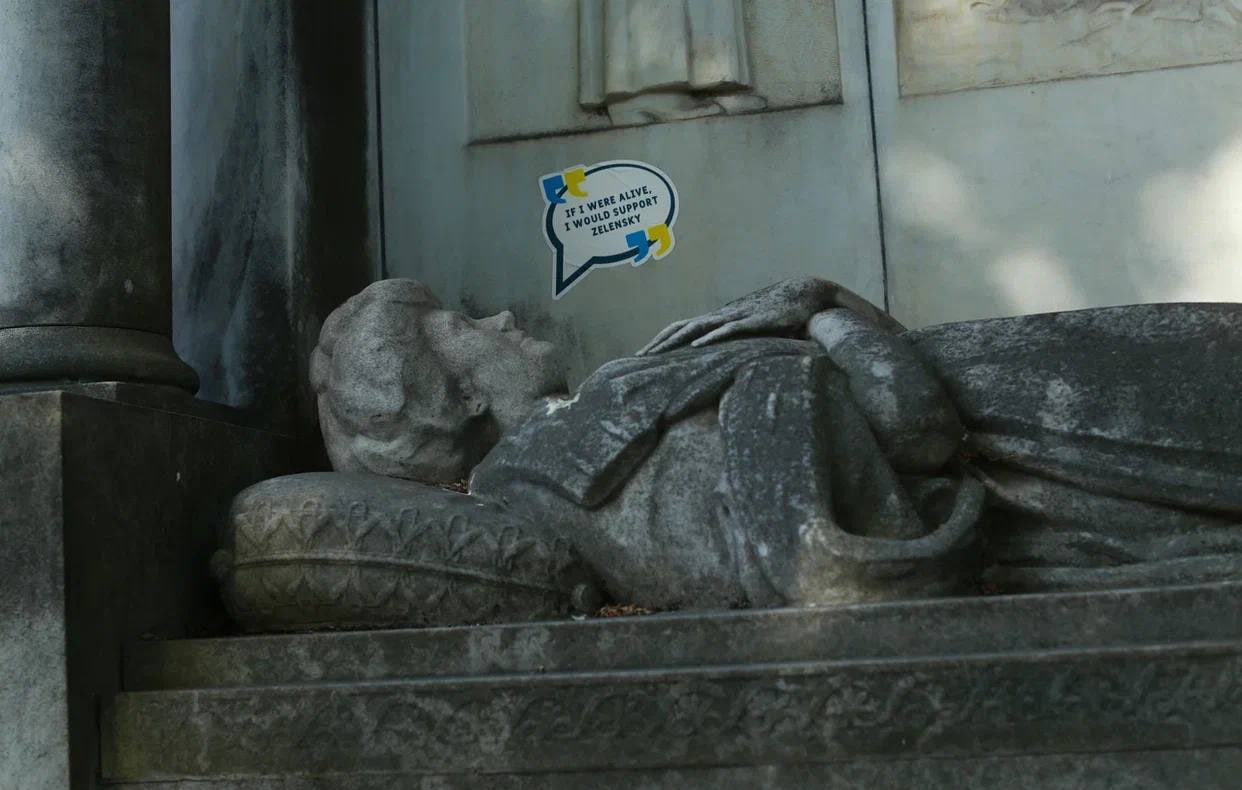 На кладбище Пер-Лашез в Париже появились наклейки в поддержку Зеленского (фото) - 9 - изображение