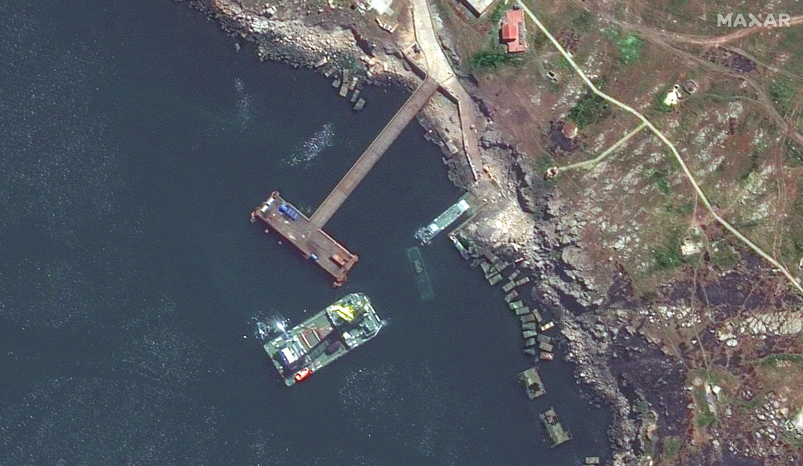 Появились новые спутниковые снимки разрушений с острова Змеиный от Maxar - 1 - изображение