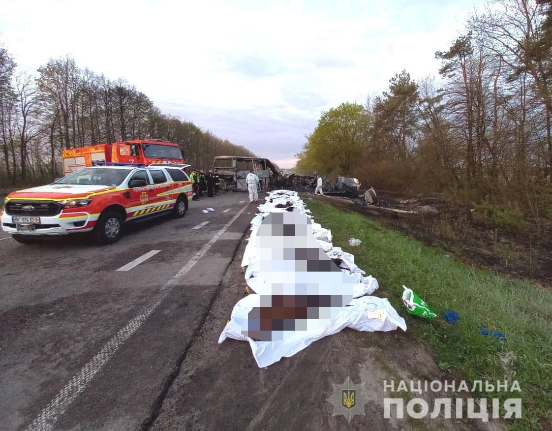 МВД: в Ровенской области столкнулись микроавтобус, автобус и бензовоз: 26 погибших (фото, видео) - 12 - изображение