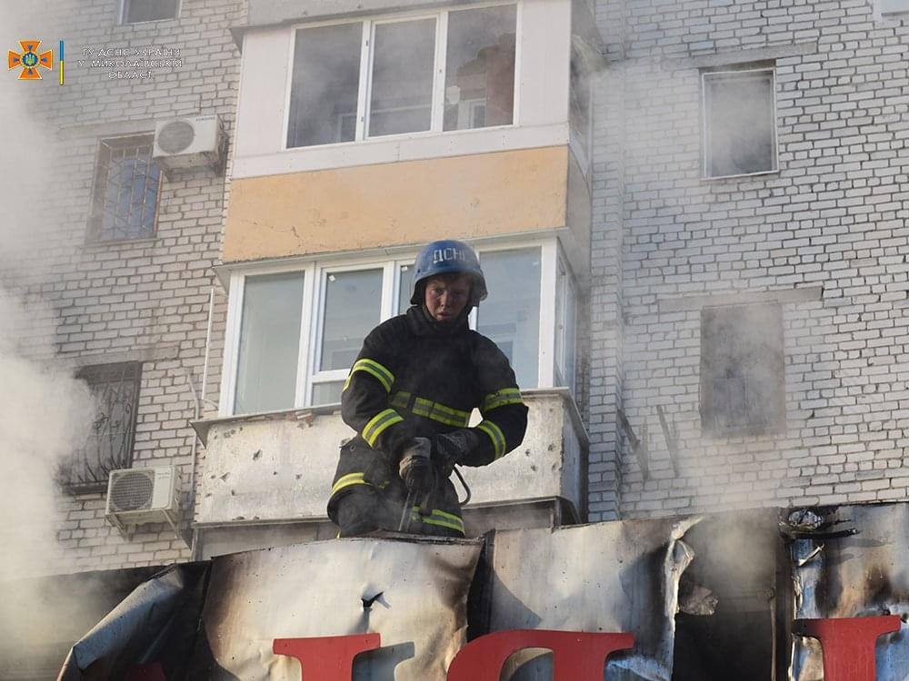 В Николаеве из-за обстрелов загорелись мебельный магазин и авто — мэр (фото) - 1 - изображение