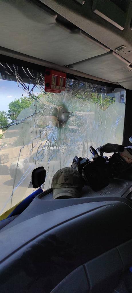 Глава ОВА: на Луганщине обстреляли эвакуационную машину, погиб французский журналист (фото 18+) - 2 - изображение