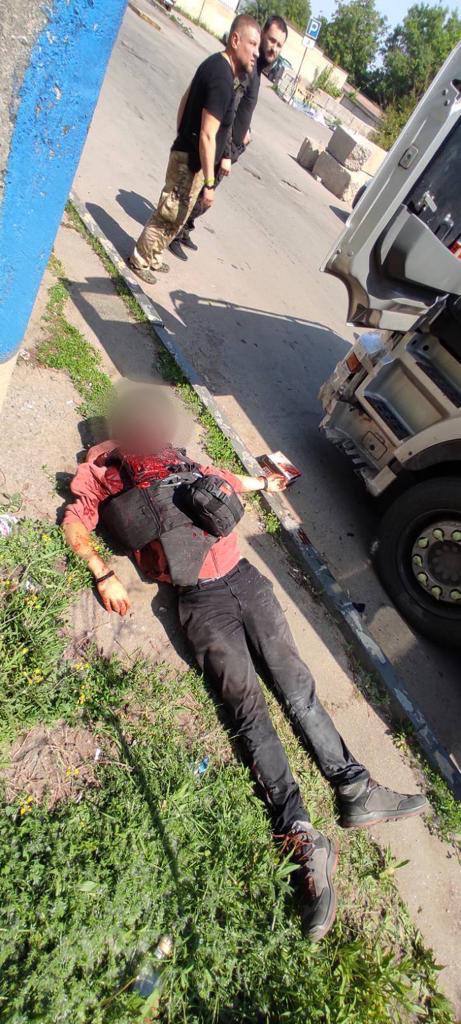 Глава ОВА: на Луганщине обстреляли эвакуационную машину, погиб французский журналист (фото 18+) - 5 - изображение
