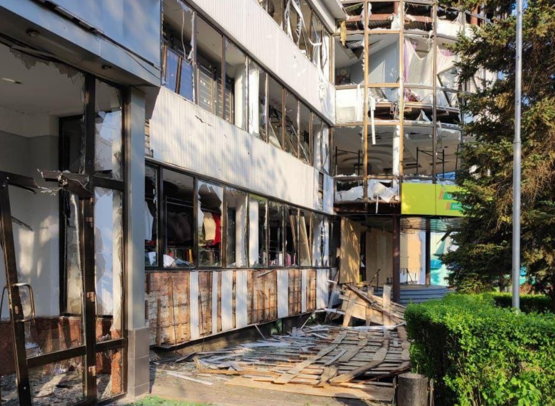 Обстрел Краматорска: повреждены дома, школа и завод, 25 раненых (фото, видео) - 6 - изображение