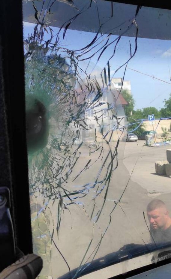 Глава ОВА: на Луганщине обстреляли эвакуационную машину, погиб французский журналист (фото 18+) - 1 - изображение