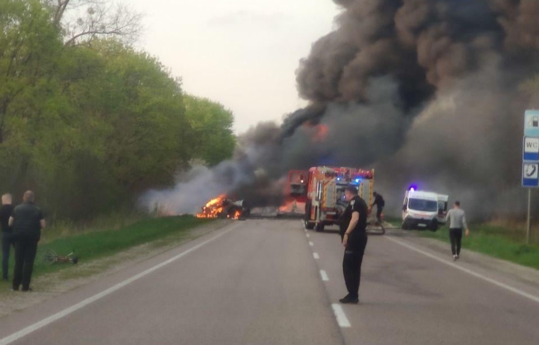 МВД: в Ровенской области столкнулись микроавтобус, автобус и бензовоз: 26 погибших (фото, видео) - 5 - изображение
