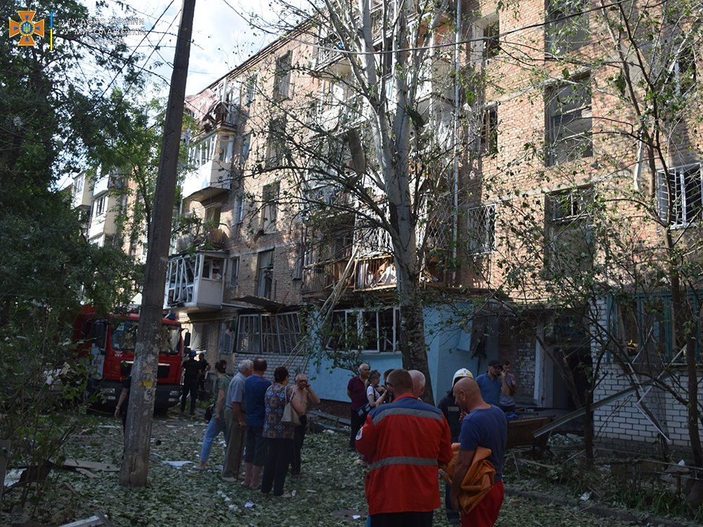 В Николаеве под обстрел попали пять жилых домов: есть жертва, 19 раненых (фото, видео) - 1 - изображение