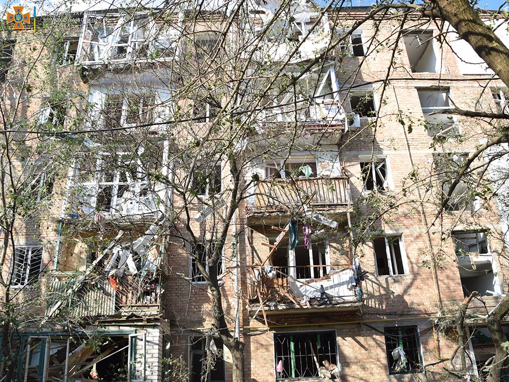 В Николаеве под обстрел попали пять жилых домов: есть жертва, 19 раненых (фото, видео) - 2 - изображение