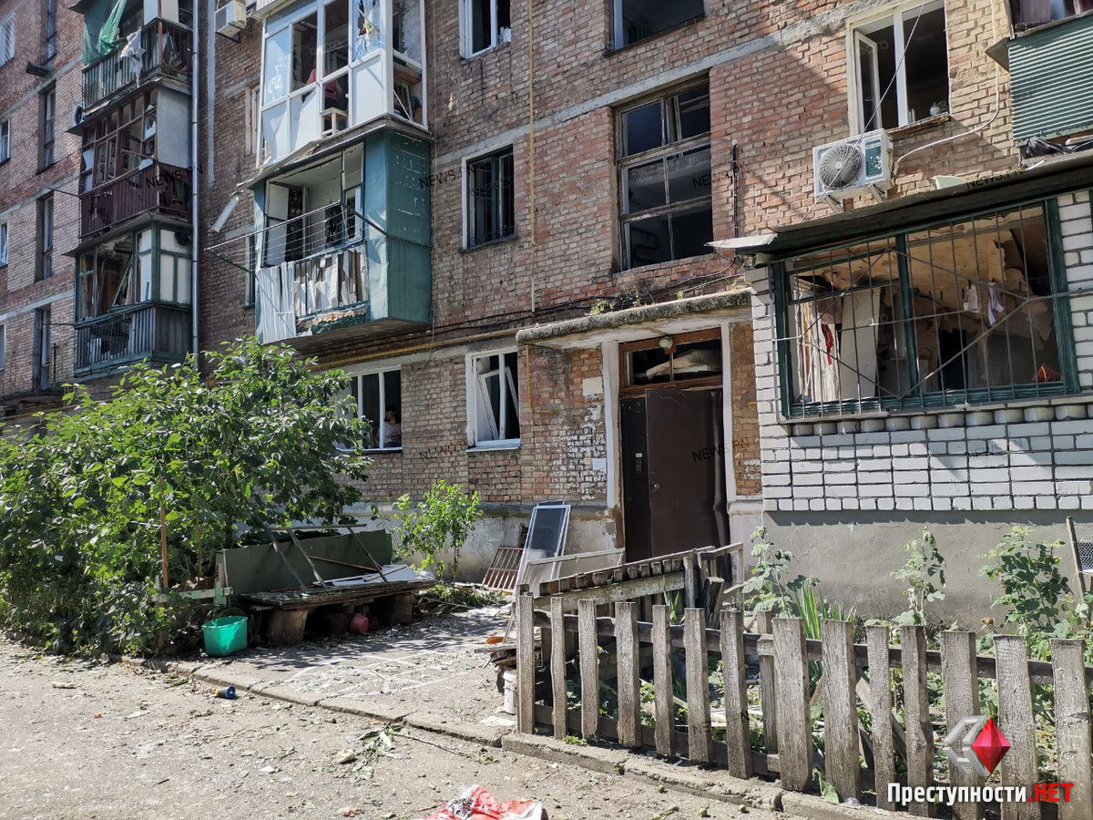 В Николаеве под обстрел попали пять жилых домов: есть жертва, 19 раненых (фото, видео) - 6 - изображение