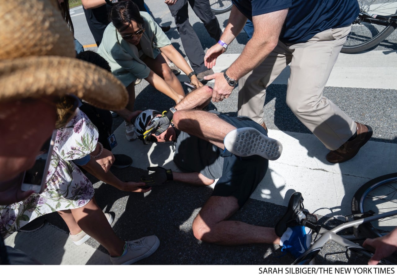 Байден упал с велосипеда в толпу журналистов (фото, видео) - 1 - изображение