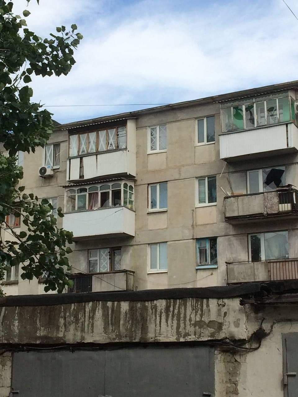 Глава ОВА: в Лисичанске обстреляли рынок, колледж и школу, есть раненые (фото) - 1 - изображение