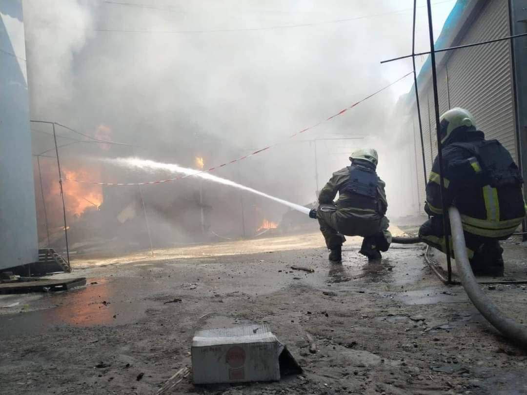 Глава ОВА: в Лисичанске обстреляли рынок, колледж и школу, есть раненые (фото) - 3 - изображение