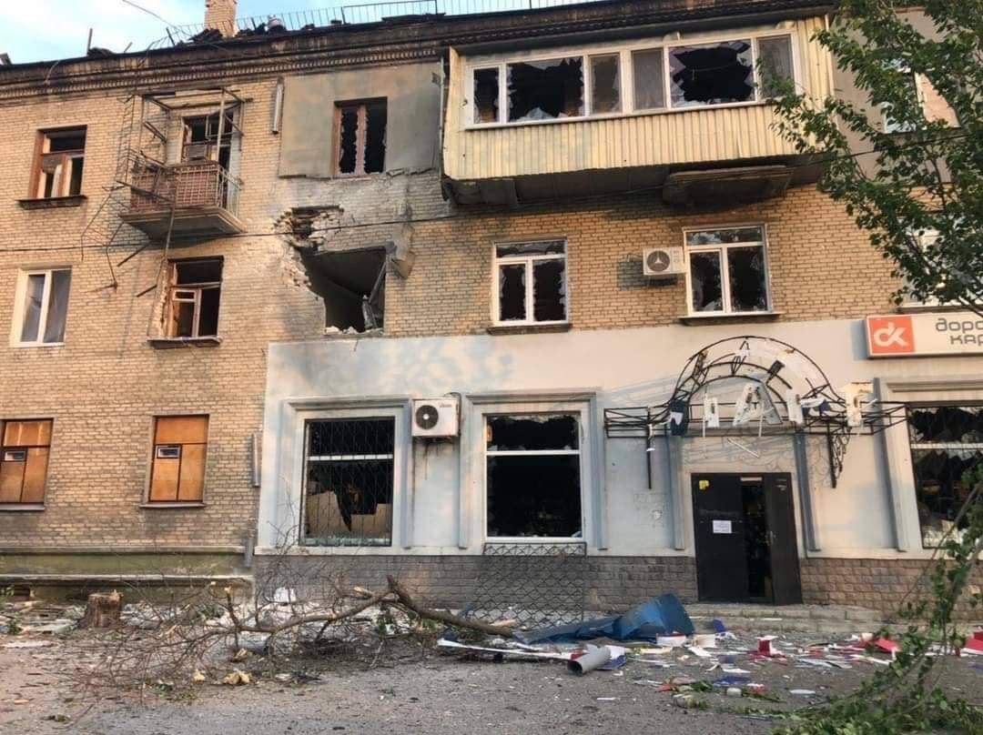 Глава ОВА: в Лисичанске обстреляли рынок, колледж и школу, есть раненые (фото) - 2 - изображение