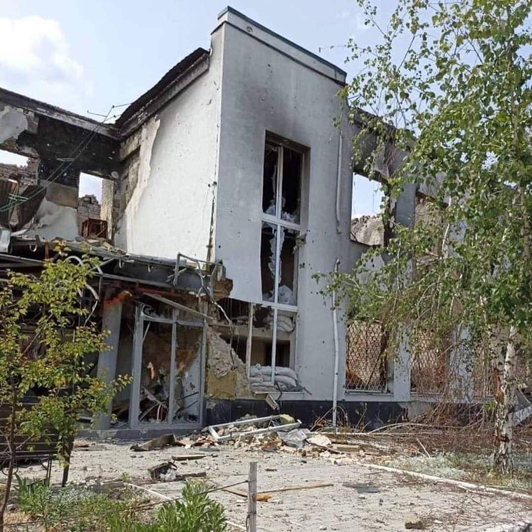 Глава ОВА: в Лисичанске обстреляли рынок, колледж и школу, есть раненые (фото) - 5 - изображение