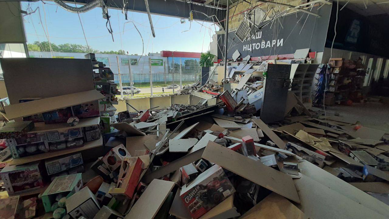 В Харькове обстреляли супермаркет, производственный объект и дома, 2 раненых — ГСЧС (фото, видео) - 1 - изображение