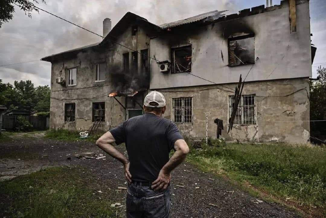 Глава ОВА: в Северодонецке обстреляли завод «Азот», повреждены два цеха (фото) - 2 - изображение
