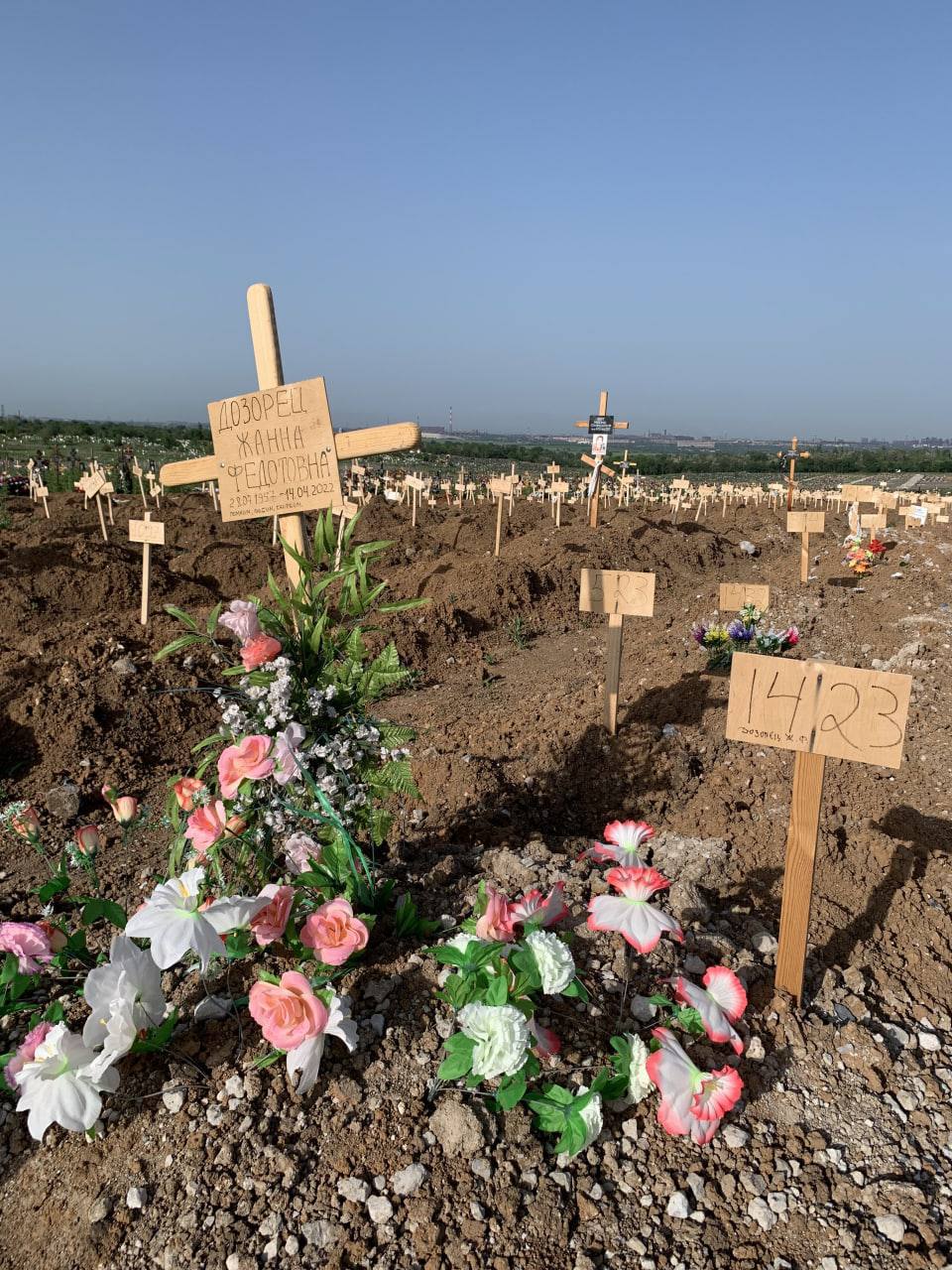 «Есть только номер». Французская журналистка показала тысячи могил в Мариуполе (фото, видео) - 1 - изображение