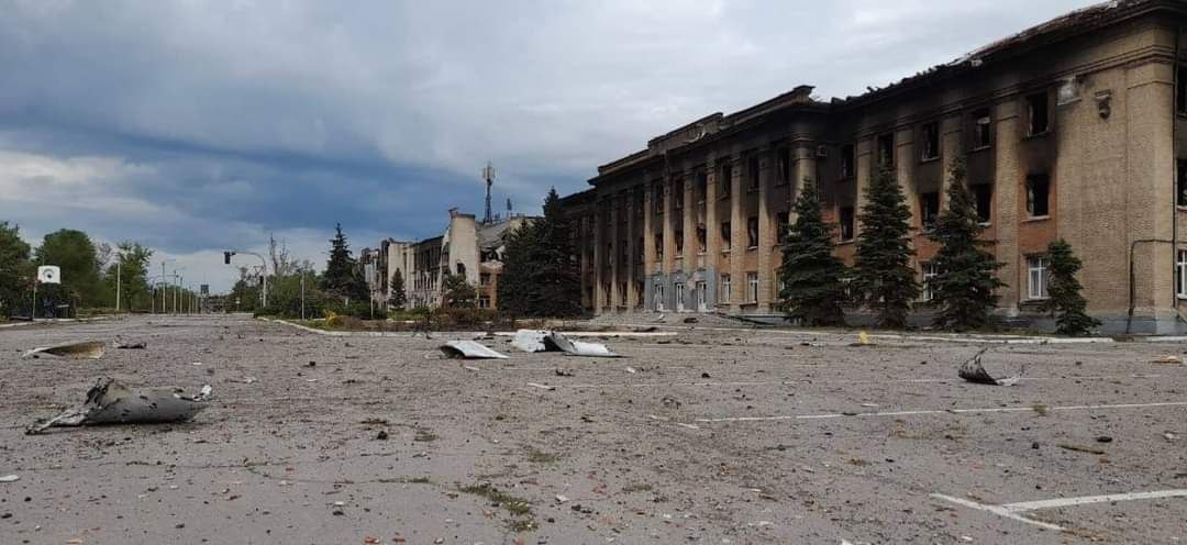 Генштаб ВСУ: войска РФ пытаются блокировать Лисичанск с юга (фото разрушений) - 4 - изображение
