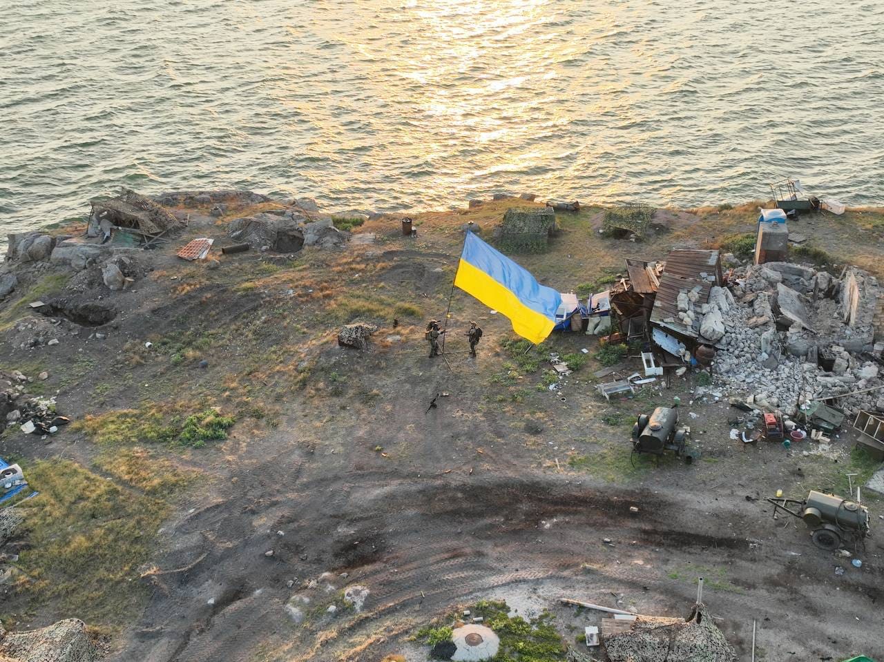 «Згард»: на острове Змеиный установили флаг Украины (фото, видео) - 2 - изображение