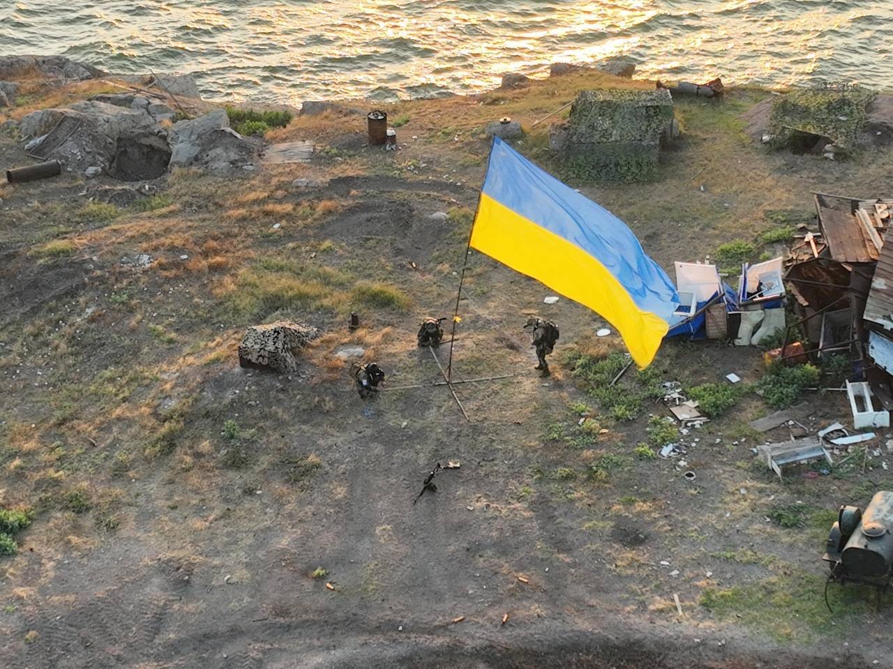 «Згард»: на острове Змеиный установили флаг Украины (фото, видео) - 3 - изображение