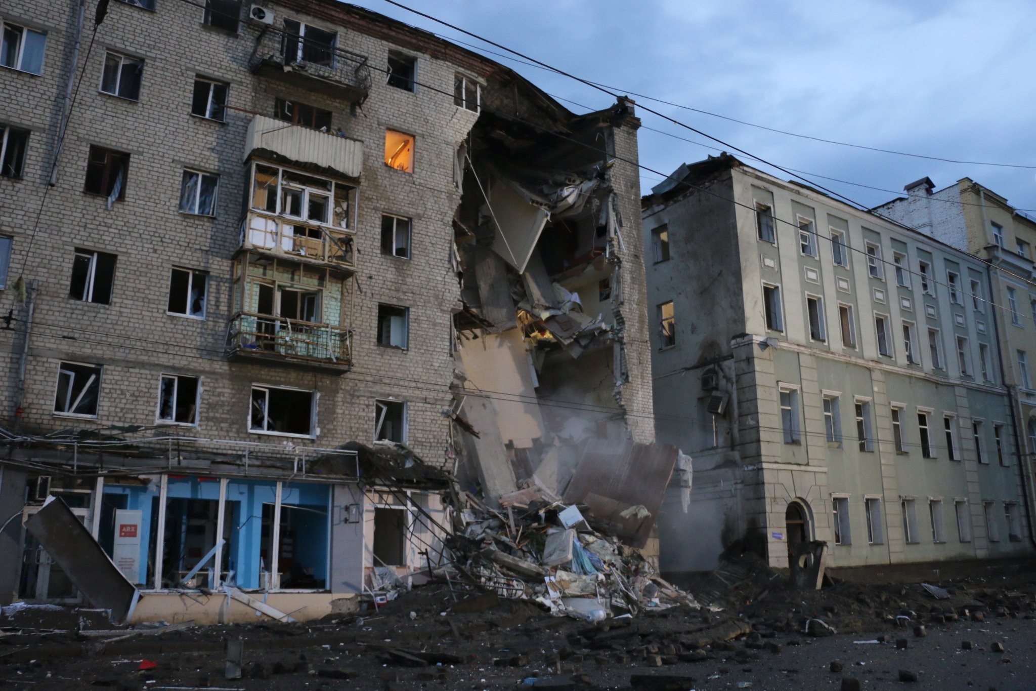 ГСЧС: в центре Харькова обстреляли 6-этажный дом, разрушен подъезд (фото) - 3 - изображение