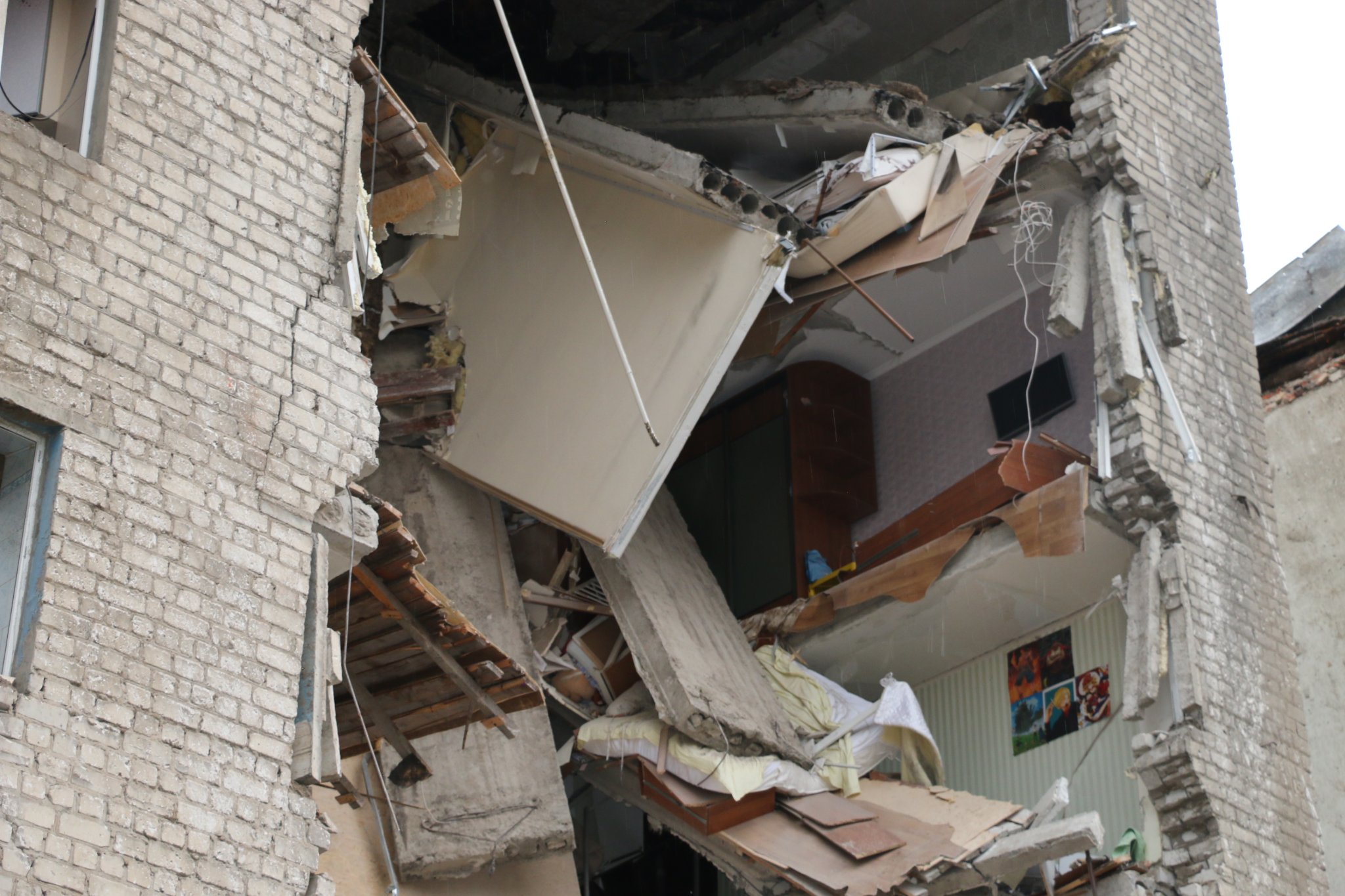 ГСЧС: в центре Харькова обстреляли 6-этажный дом, разрушен подъезд (фото) - 7 - изображение