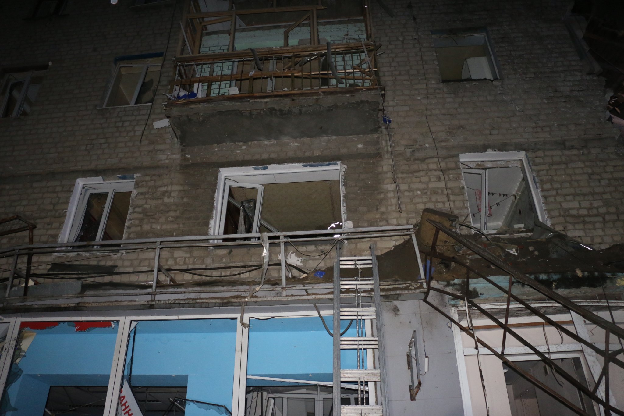 ГСЧС: в центре Харькова обстреляли 6-этажный дом, разрушен подъезд (фото) - 8 - изображение