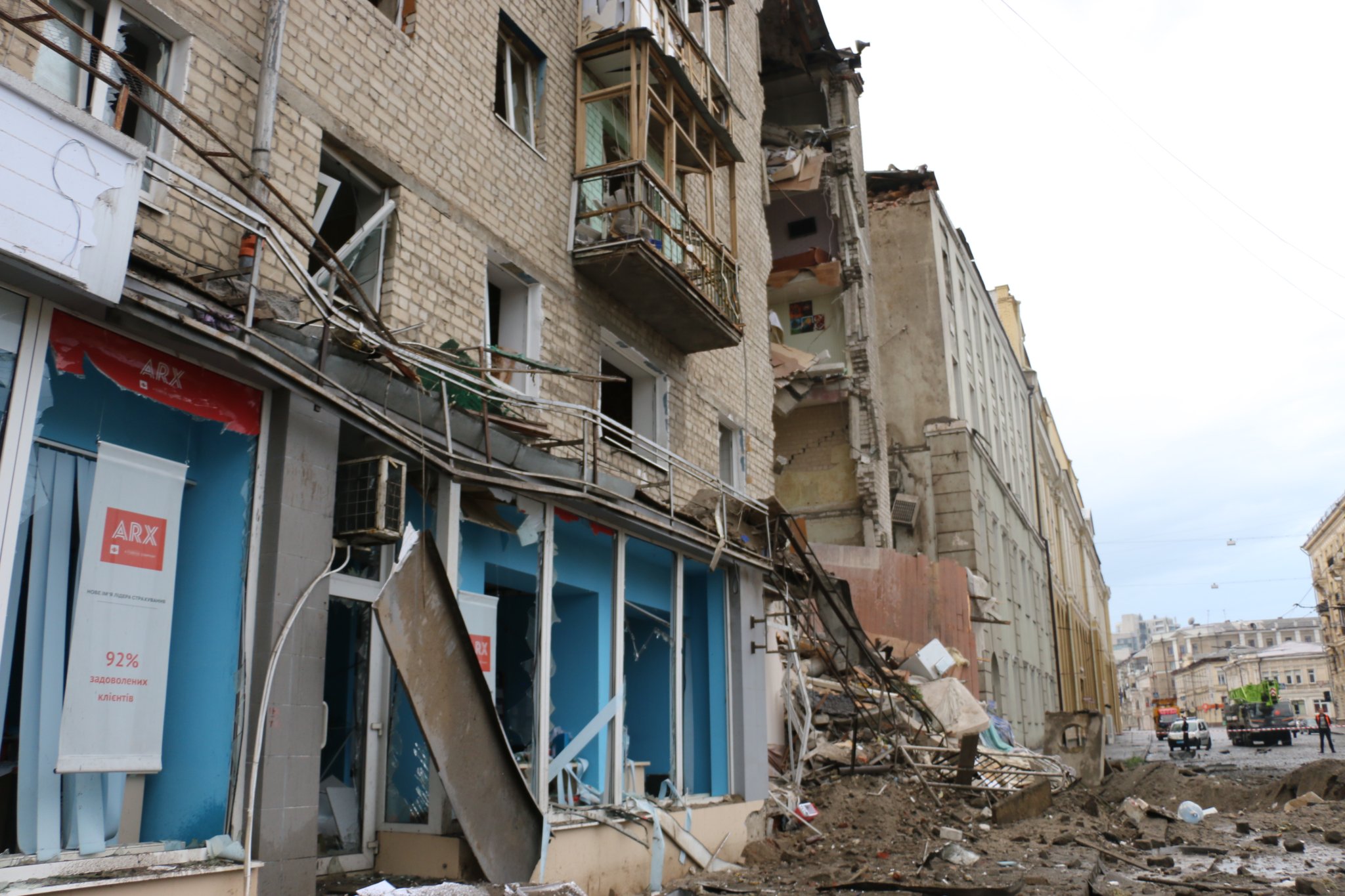 ГСЧС: в центре Харькова обстреляли 6-этажный дом, разрушен подъезд (фото) - 4 - изображение