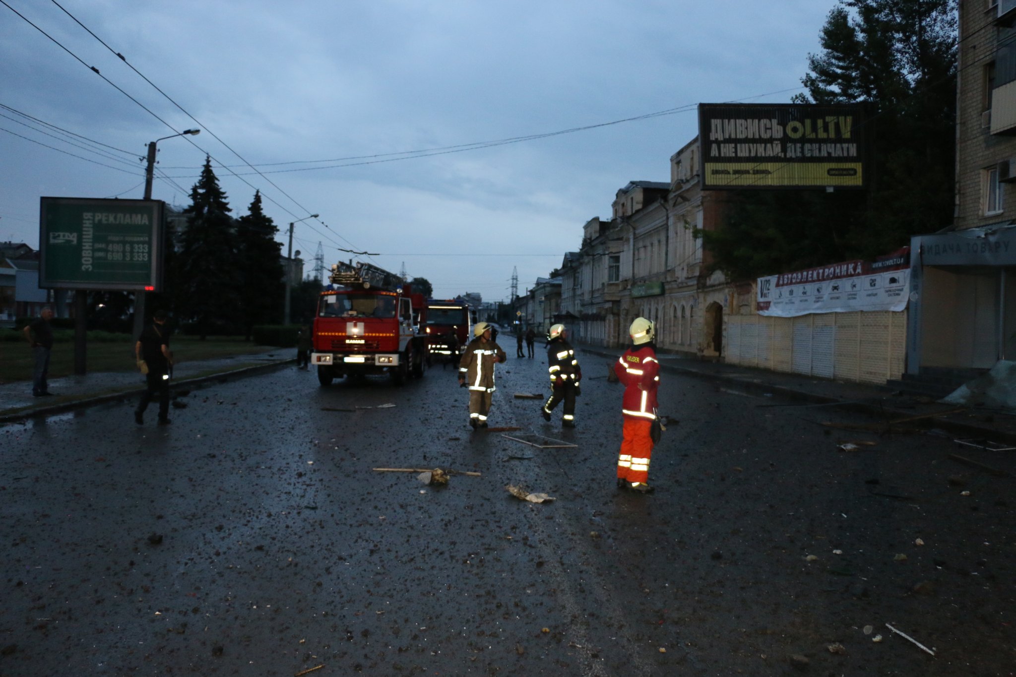 ГСЧС: в центре Харькова обстреляли 6-этажный дом, разрушен подъезд (фото) - 2 - изображение