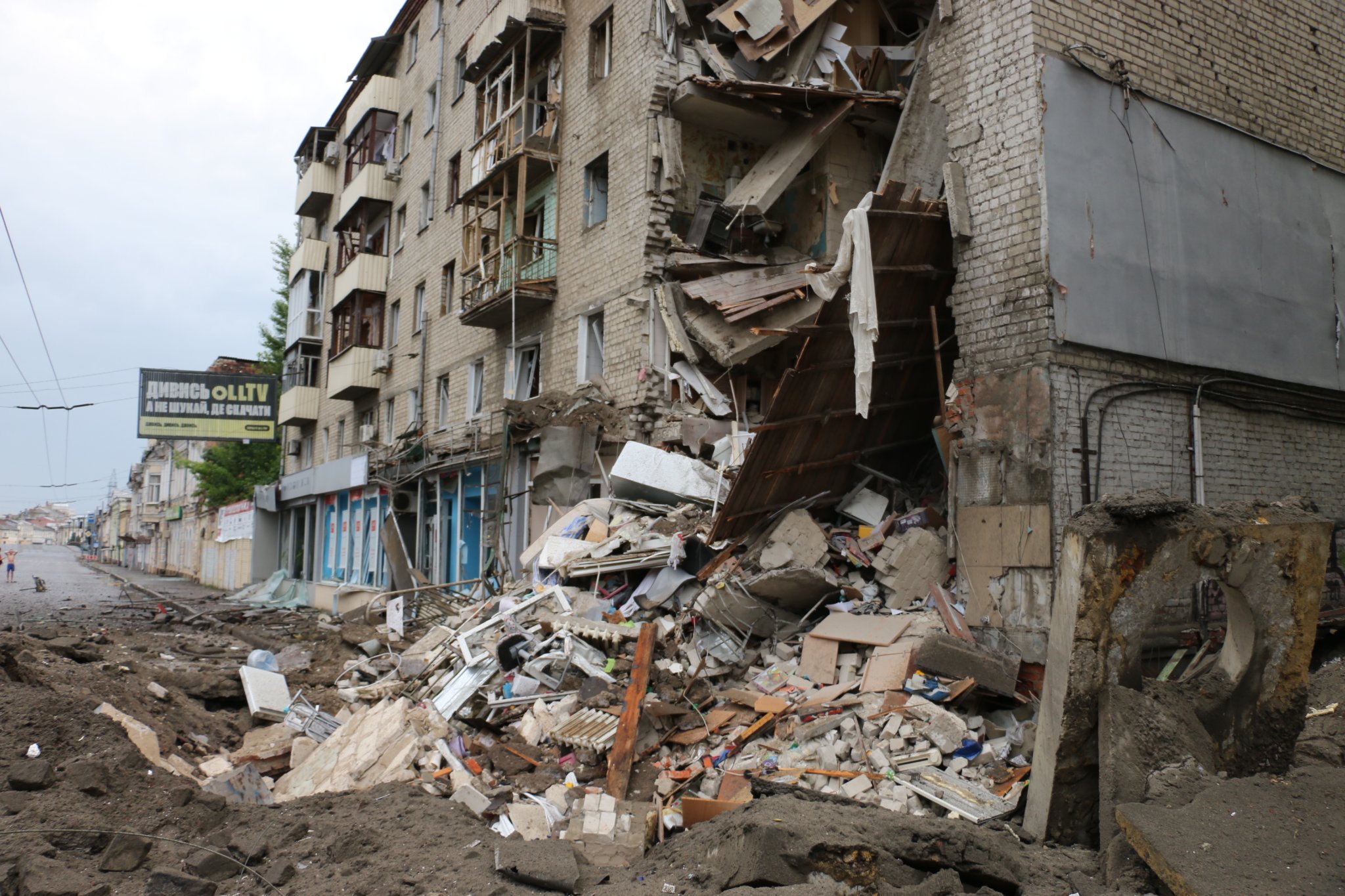 ГСЧС: в центре Харькова обстреляли 6-этажный дом, разрушен подъезд (фото) - 5 - изображение