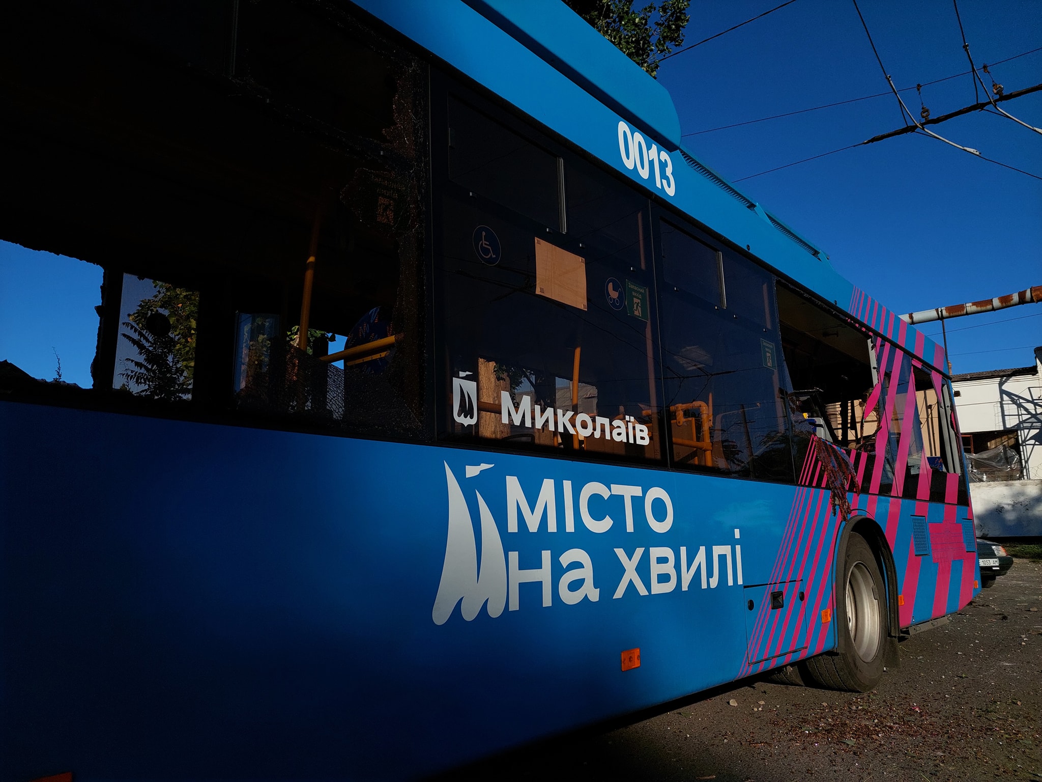 Мэр Николаева: в городе обстреляли гостиницу и 2 школы, повреждены до 20 троллейбусов (фото, видео) - 9 - изображение