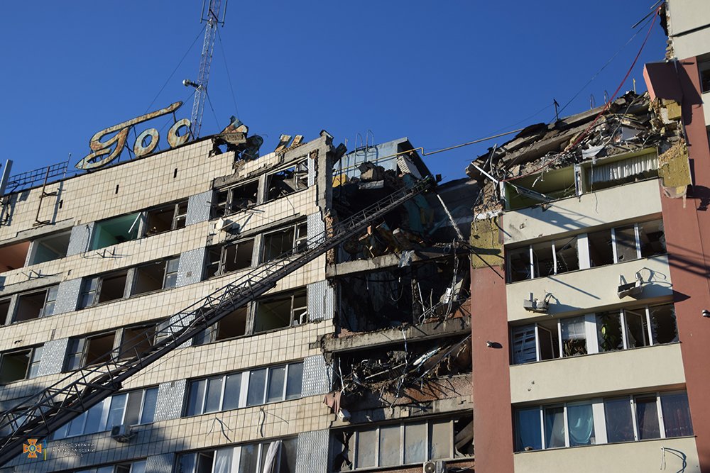 Мэр Николаева: в городе обстреляли гостиницу и 2 школы, повреждены до 20 троллейбусов (фото, видео) - 5 - изображение