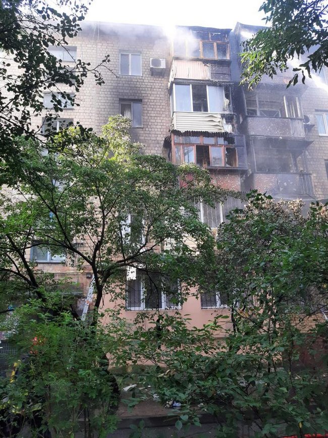 В Киеве мужчина курил на балконе и сжёг 10 квартир (фото) - 3 - изображение