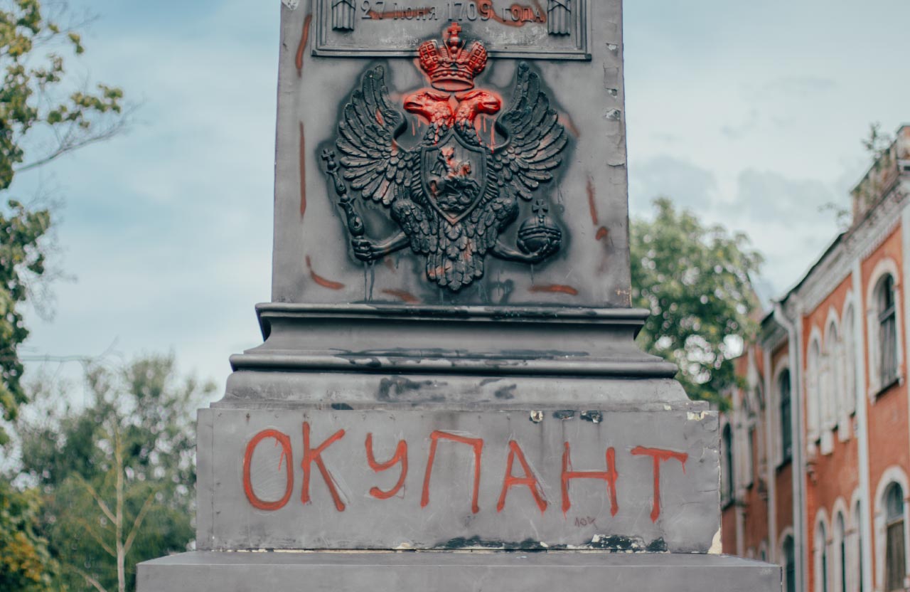 В Полтаве памятник Петру I облили краской и написали «оккупант» (фото) - 1 - изображение
