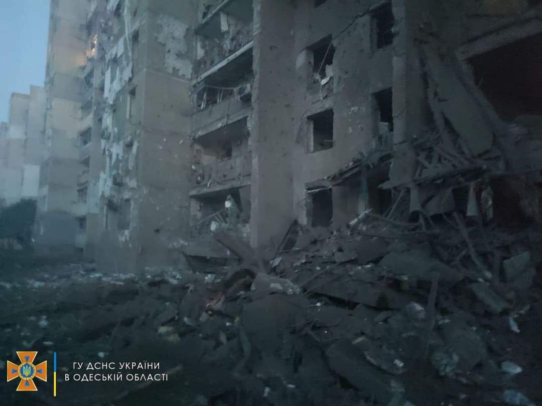 ГСЧС: в Одесской области обстреляли 9-этажный дом и базы отдыха, погибли 17 человек (фото, видео) - 1 - изображение