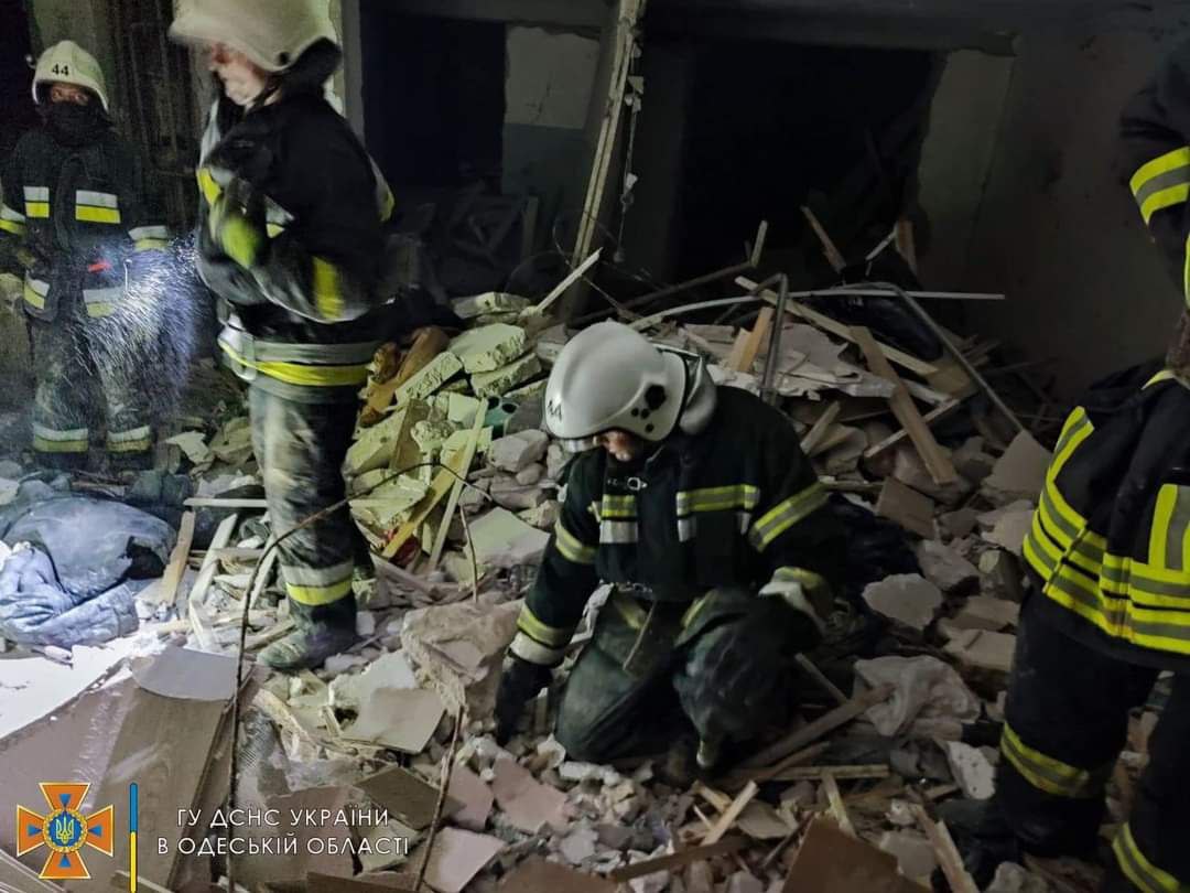 ГСЧС: в Одесской области обстреляли 9-этажный дом и базы отдыха, погибли 17 человек (фото, видео) - 3 - изображение
