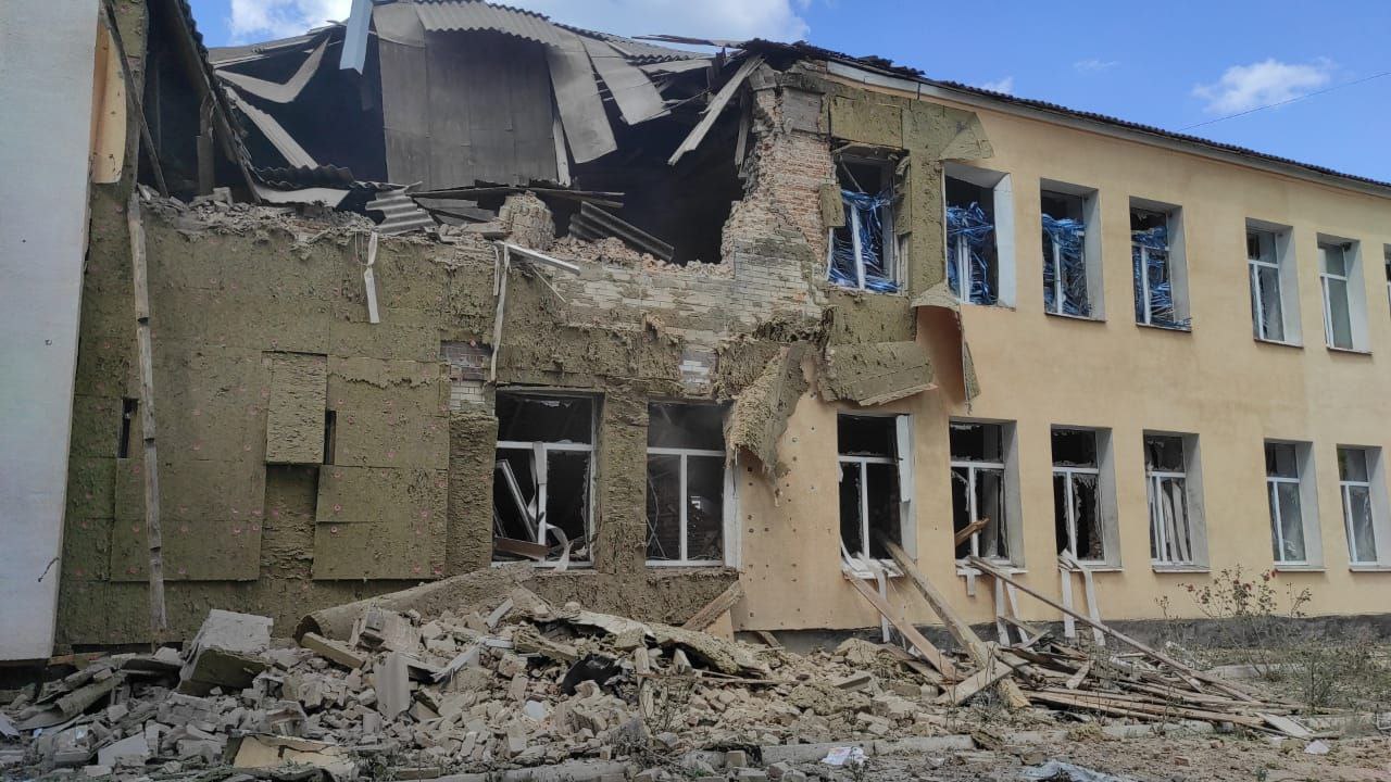 Глава ОВА: в Сумской области обстреляли школу, есть разрушения, 6 раненых (фото) - 1 - изображение
