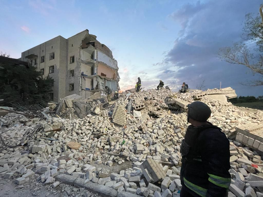 Ракетный удар по Часовому Яру: под завалами дома находятся десятки людей, есть погибшие (обновлено) - 2 - изображение